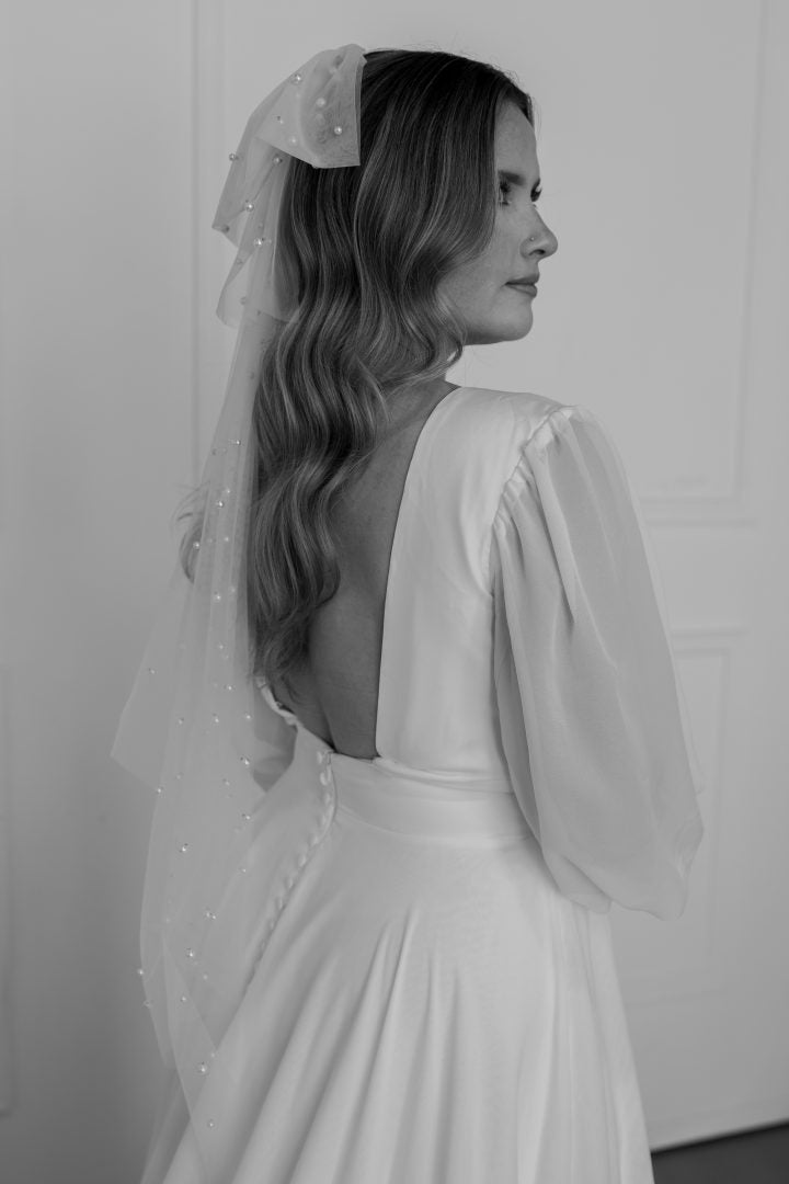 Pearl bow veil/ pin