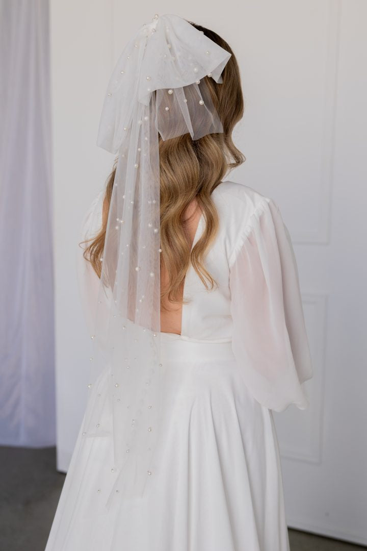 Pearl bow veil/ pin